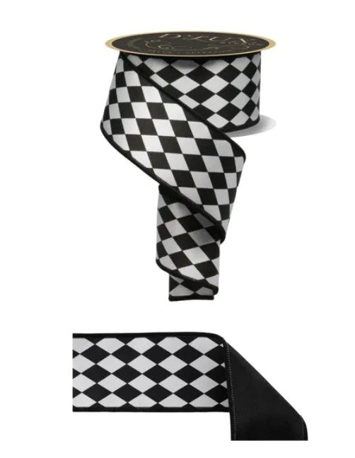 a black and white checkered pattern on a ribbon, with a gold-colored label on top.